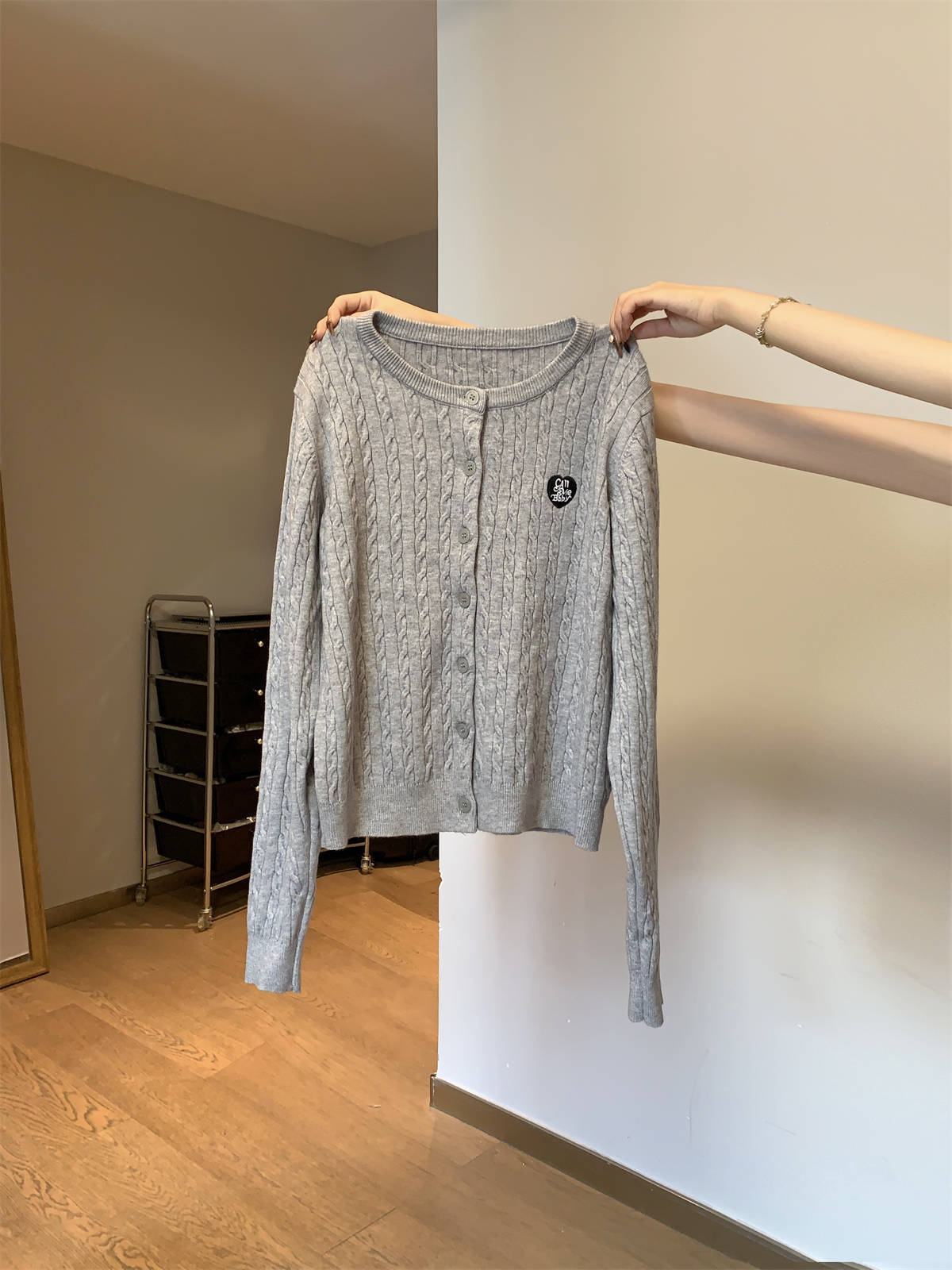 

Spring college style embroidered crew neck twist sweater jacket for women with age-reducing knitted cardigan top L сірий колір