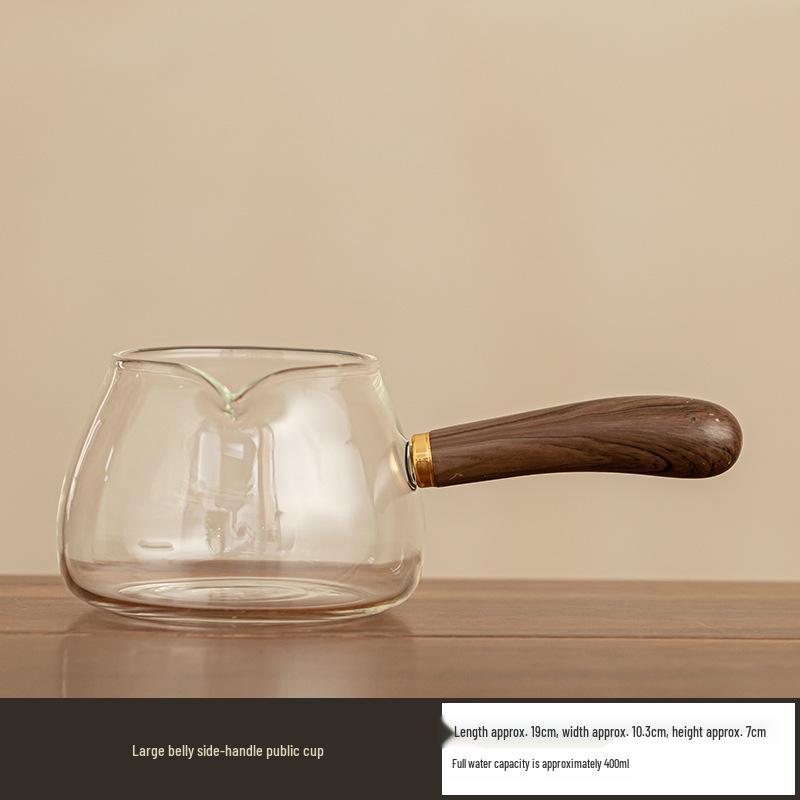 

High-Temperature Resistant Gong Dao Bei: Borosilicate Glass Tea Separator with Wooden Side Handle for Gongfu Tea Sets.