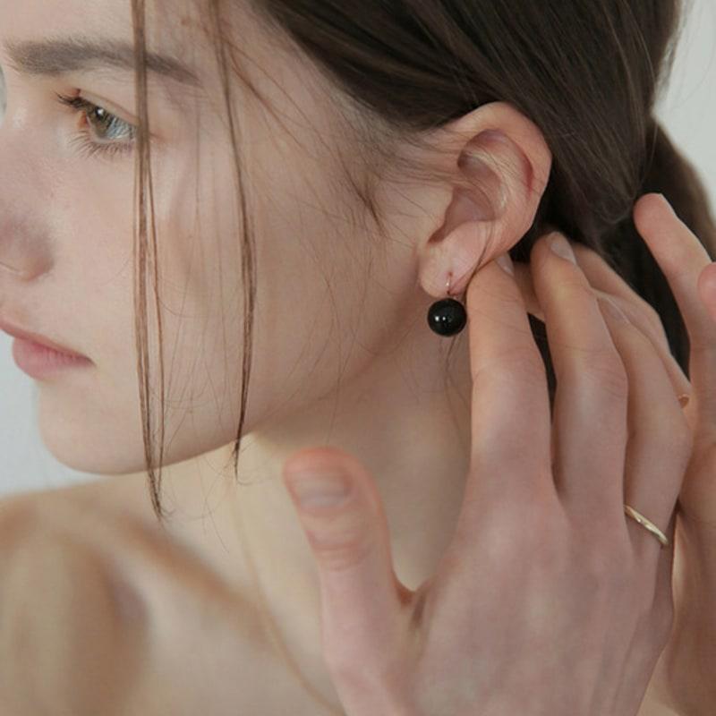 modernlike 10k gold black pearl hoop earrings