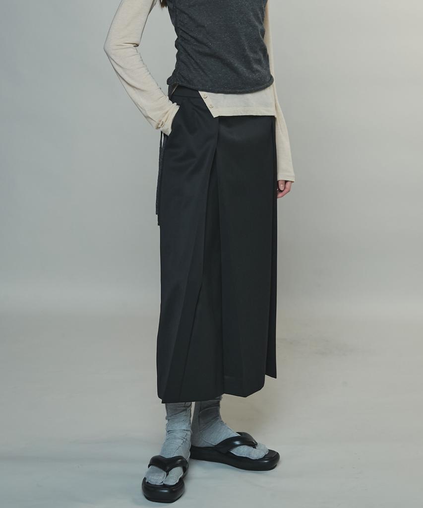 Enor Classic Pleated Midi Skirt - Black