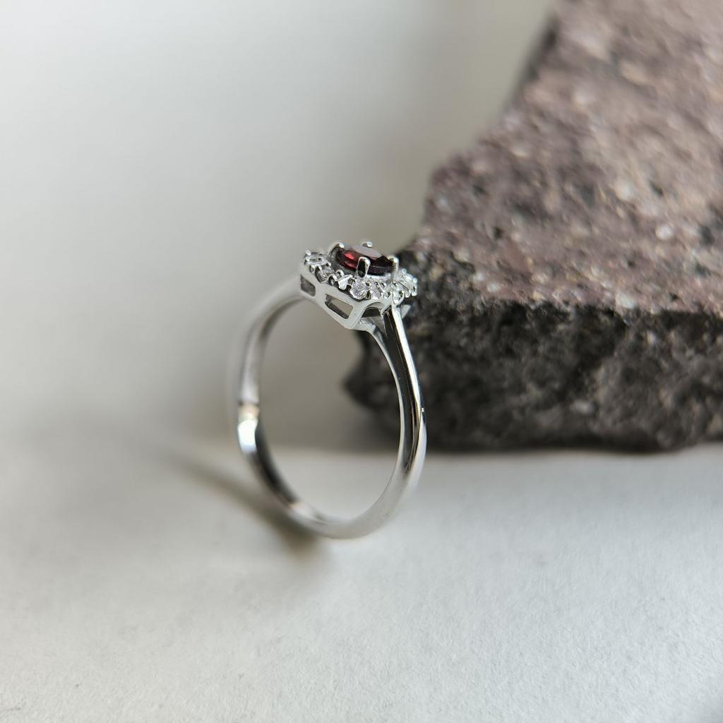 Серебряное кольцо с натуральным гранатом 0.408ct, фианитами, вес изделия 2,15 гр (2191384)
