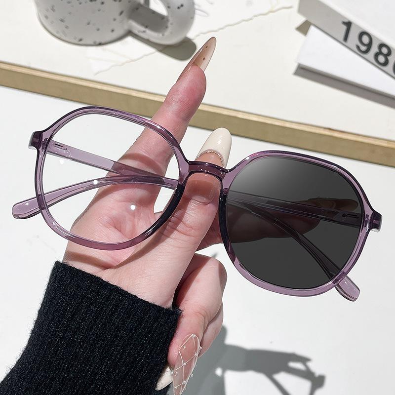 Trendy Large Frame Photochromic Glasses with Color-Changing Clear Lenses for Men & Women – Stylish for Photo Shoots