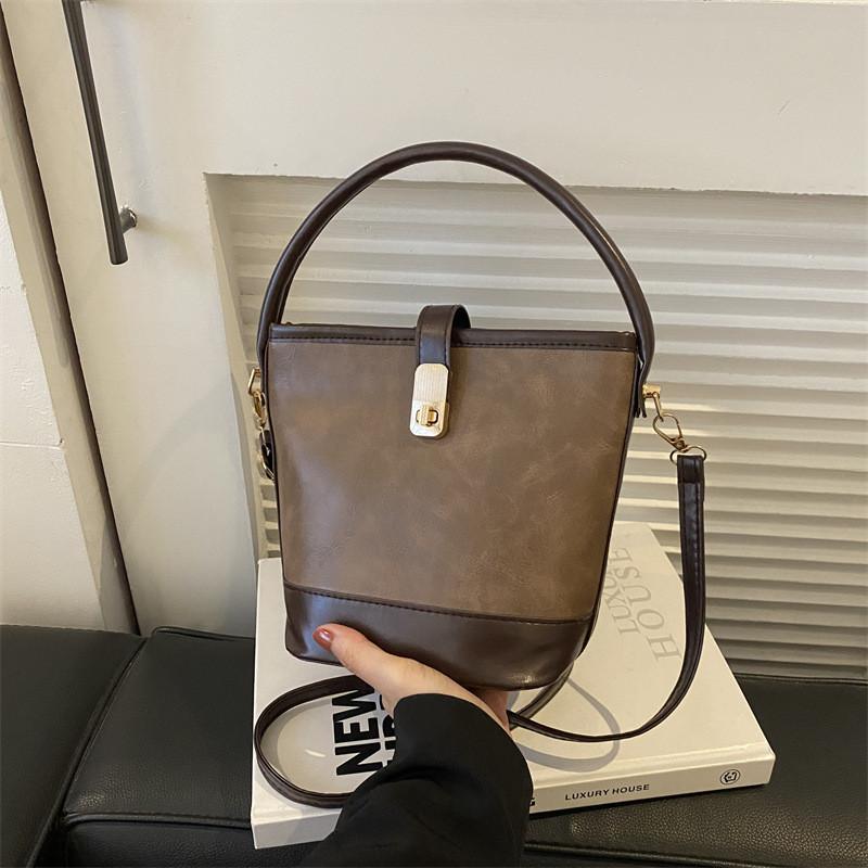 Stylish And Trendy 2023 Bucket Bag In Brown Chic Minimalist Design For Casual Use