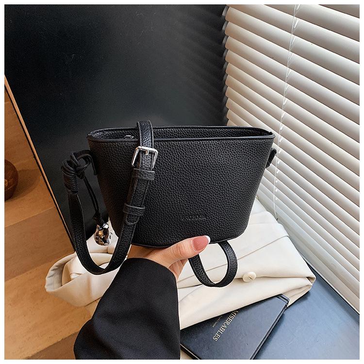 New simple women's bag, small and fresh shoulder bag, large-capacity work commuter women's messenger bag
