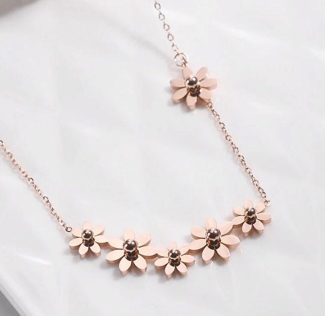 Chic 18k guldpläterad titanstål krysantemum nyckelbenshänge för kvinnor