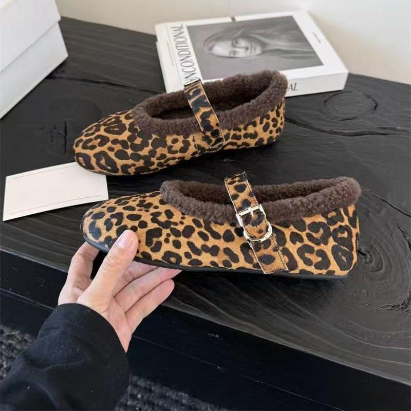 Retro style velvet Mary Jane flat-soled single shoes, soft soles are comfortable and warm, and the design is not tiring to wear.