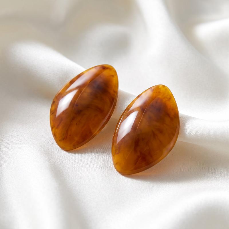 Retro irregular acrylic stud earrings are fashionable, simple and exaggerated earrings, and versatile earrings for daily commuting.