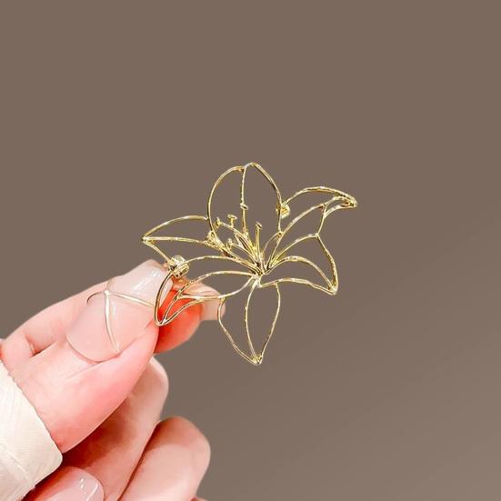 Women Brooch Smooth Edges Hollow Flower Design Lapel Pin Non-Slip Buckle Scarf Badge Clothing Bags Accessories