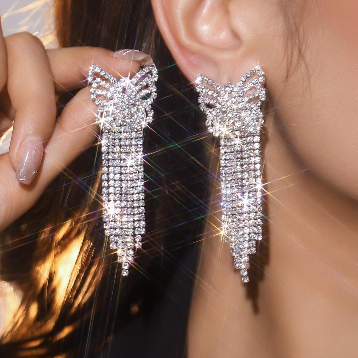 

Роскошные сверкающие серьги-бантики с длинной бахромой из страз