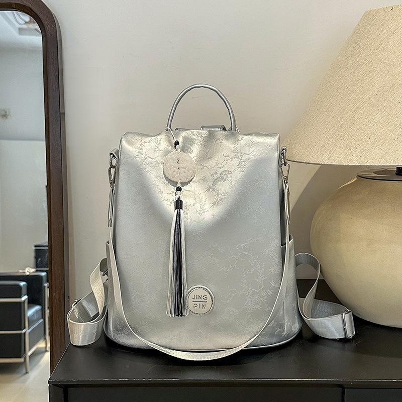 

High-end Ladies Backpack, Fashionable Schoolbag, Large-capacity Multi-functional Tassel Travel Backpack срібний