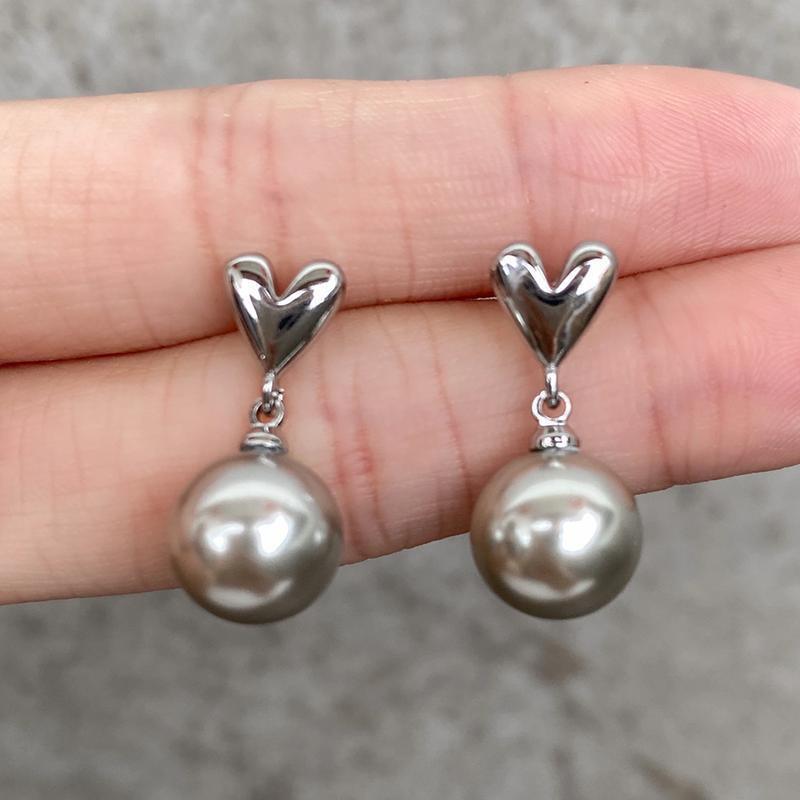 Silver-Gray Heart-Shaped Pearl Stud Earrings for Women - S925 Silver Needle, Small, Versatile, Cool Temperament, Perfect for Daily Commute.