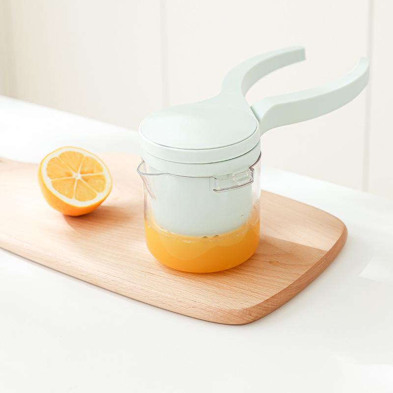 Compact Manual Juicer: Portable Fruit Squeezer & Pulp Separator