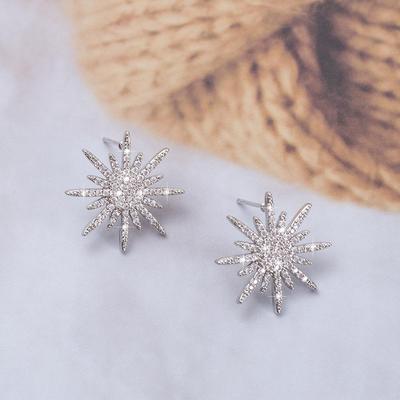 Ohrringe im koreanischen Stil aus Kupfer mit Mikro-Inkrustationen aus Zirkonia in Form eines achtspitzigen Sterns für Hochzeit oder Weihnachten