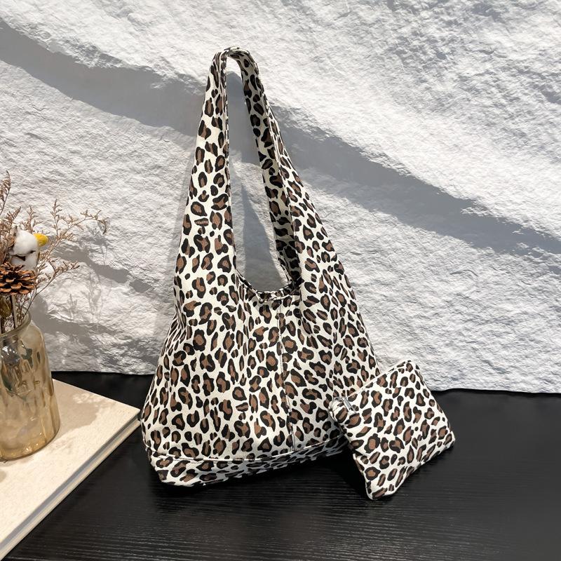 

Leopard print bag women s messenger bag 2025 autumn and winter new Korean version shoulder bag large-capacity commuter bag class tote bag білий