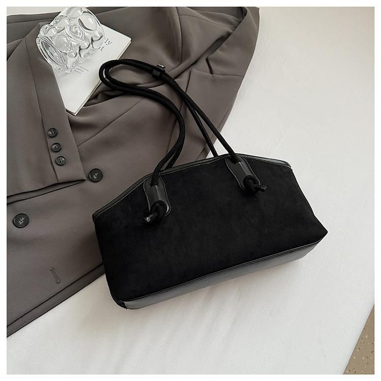 

Вместительная ретро сумка-тоут женская 2025 новая модная通勤肩 подмышечная сумка повседневная матовая сумочка чёрный