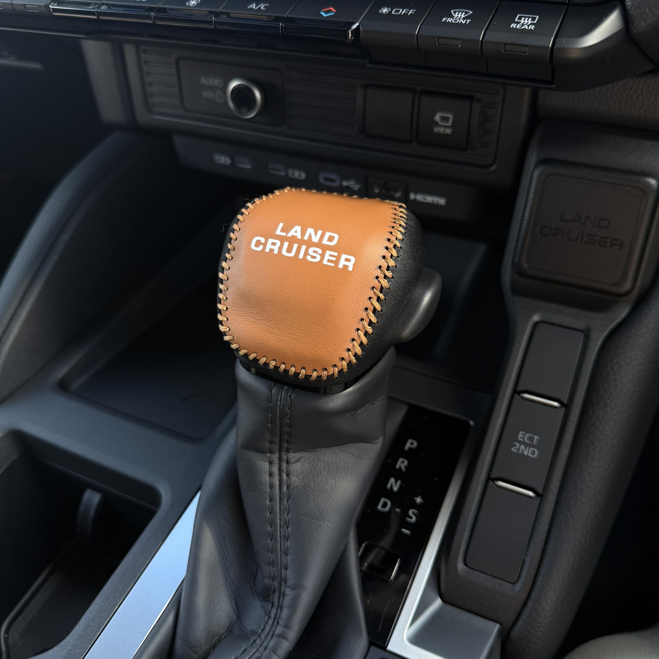 

MASUYA Эксклюзивный чехол на ручку переключения передач для новой серии Land Cruiser 250, кожаный чехол на рычаг переключения передач с логотипом, защитный чехол, детали для кастомизации интерьера, легко