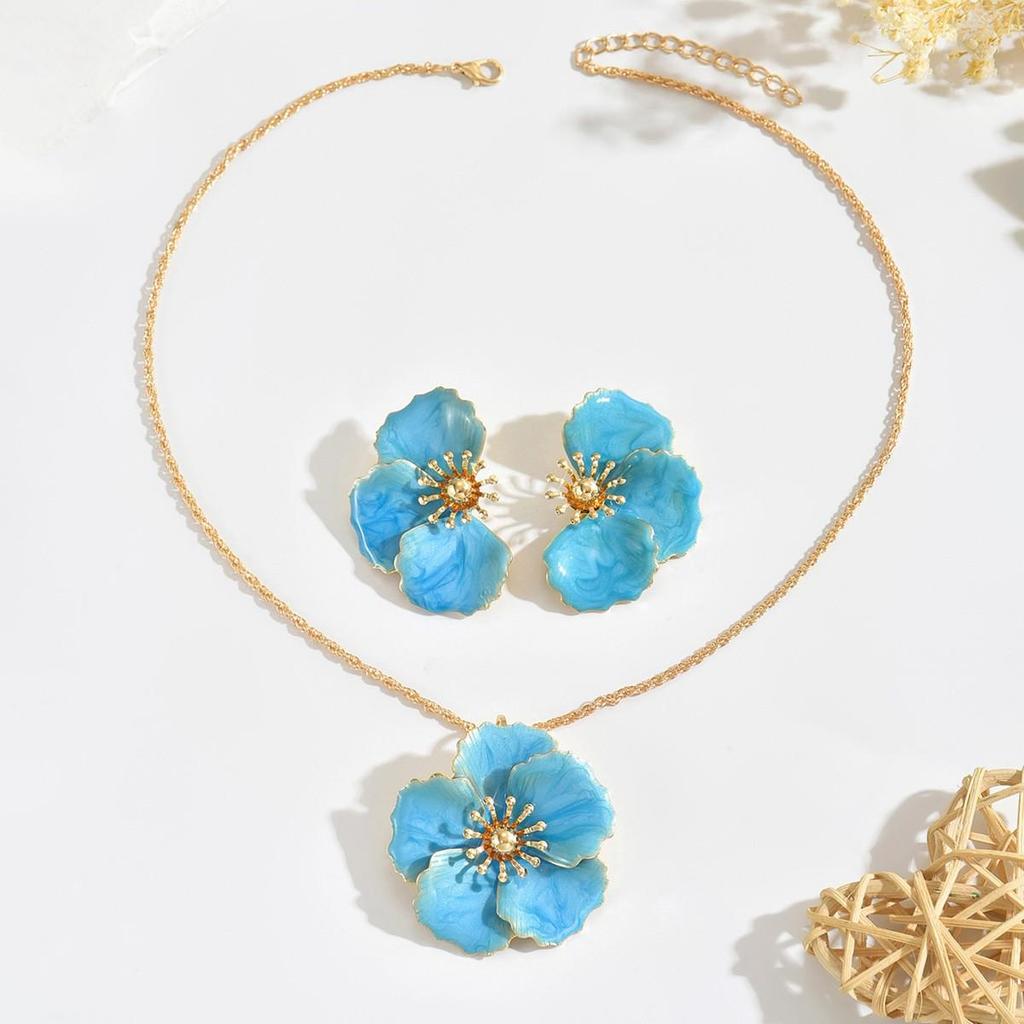 European-American Starfish Necklace & Earring Set: High-End Clavicle Chain, Light Luxury Vacation Style for Women.