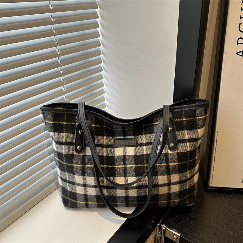 Premium sense large capacity bucket armpit bag Korean niche autumn and winter fashion shoulder bag woolen plaid tote bag