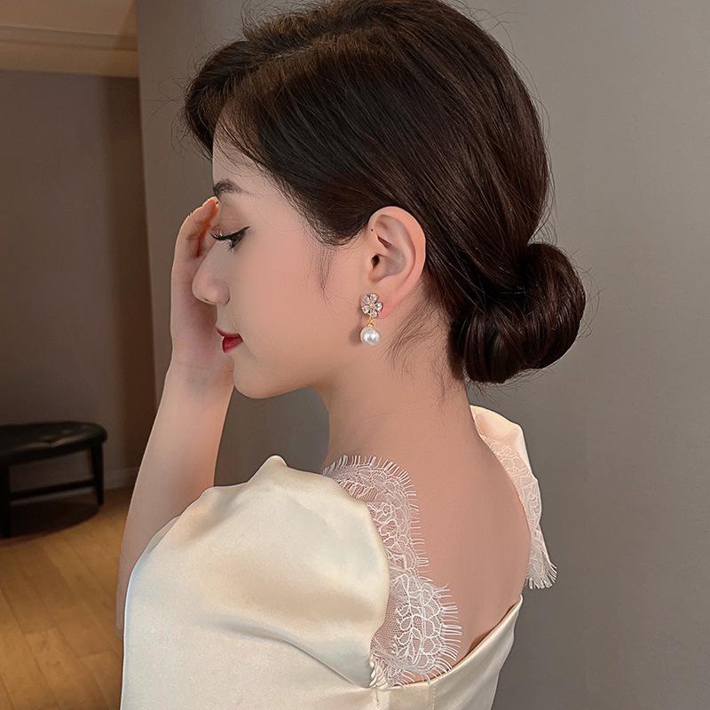 Elegant Crystal Flower Pearl Earrings - Exquisite 2022 Trend Design for Women