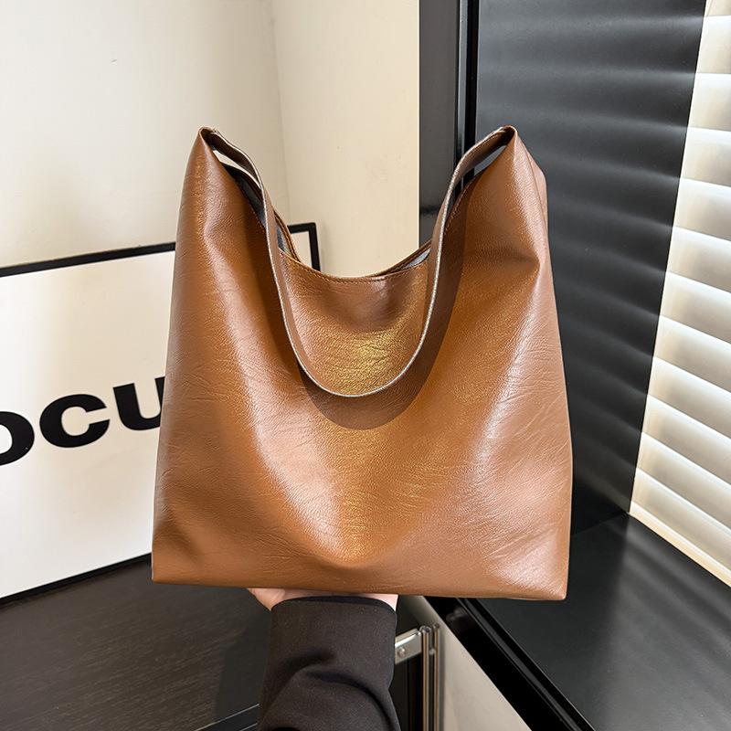 This year, large-capacity bags are popular for women's 2025 spring new shoulder bags, retro simple commuter textured tote bags.