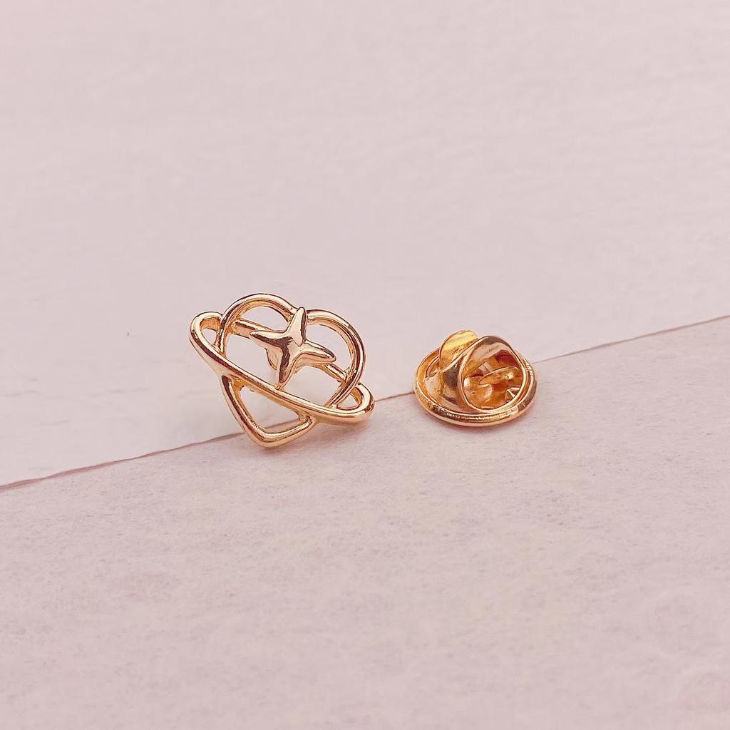 Personality Hollow Metal Brooch Anti Exposure V-neck Buckles Accessories Versatile Small Brooch Pin Coat Buttons Ornaments Gifts