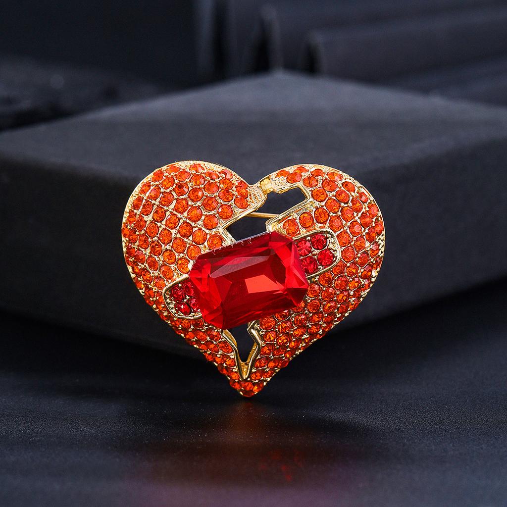 Cross-border New Full Diamond Peach Heart Brooch Women's Alloy Rhinestone Temperament Versatile Clothing Pin Brooch Anti-light Fixing