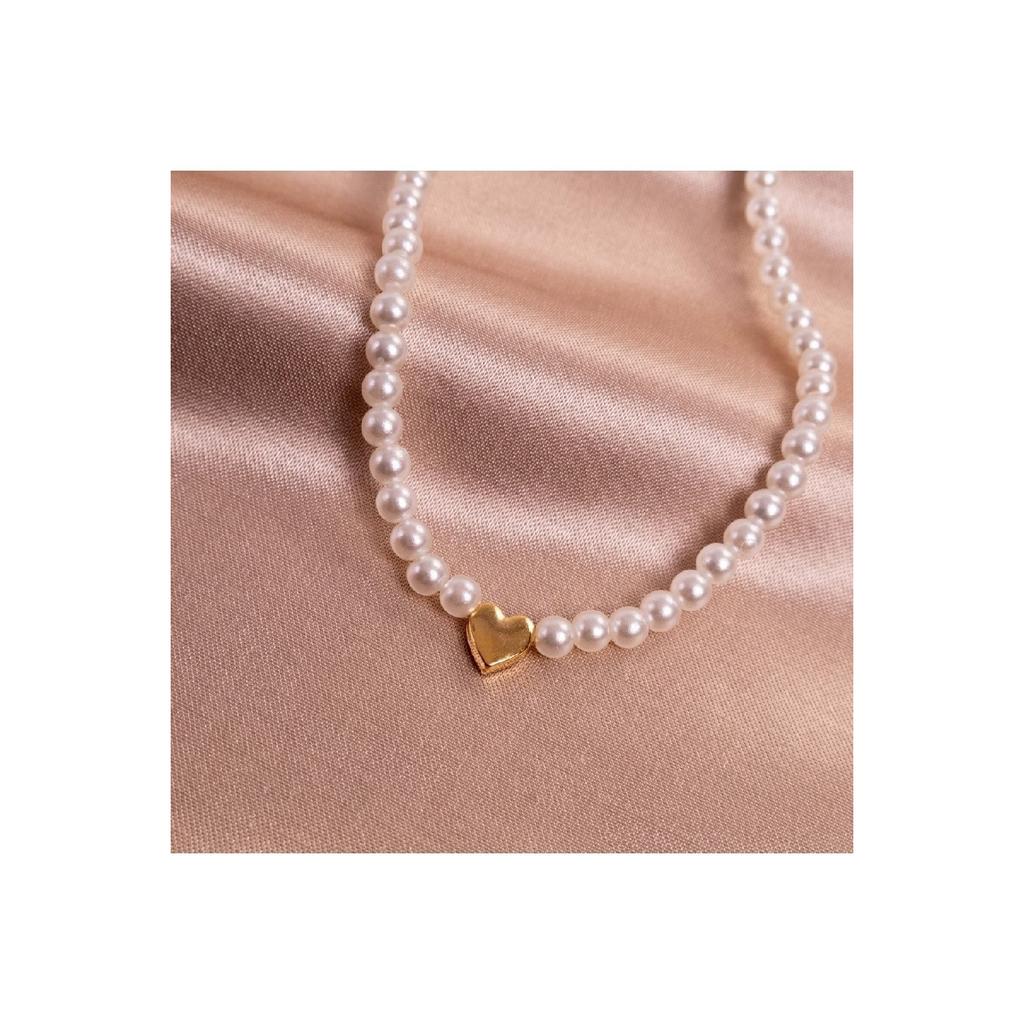 Goldene Halskette mit Herzanhänger und Perlen