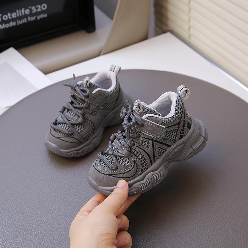 Children's sports shoes spring 2025 new light casual soft sole versatile pair of net shoes dad shoes male and female students