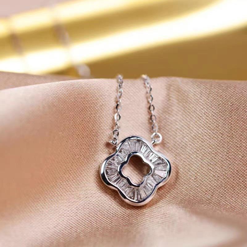 Korean Dongdaemun Floral Necklace: Elegant, Versatile, Light Luxury Clavicle Chain for Women