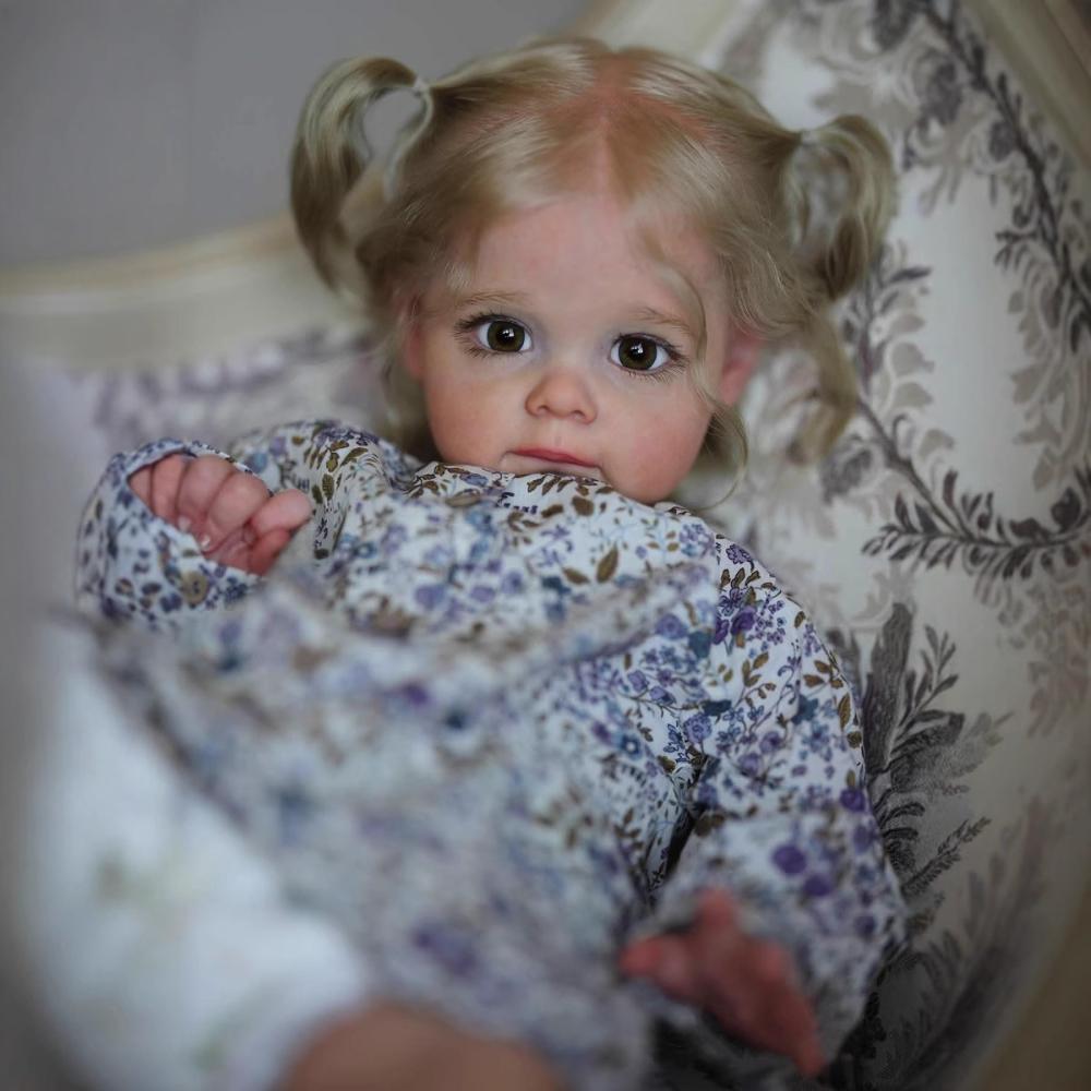 24-calowe miękkie materiałowe lalki odrodzone Maggi Wear niebieski kwiatowy kombinezon ręcznie malowana 3D symulacja lalka wyglądająca realistycznie odrodzona lalka dla małych dzieci Cosplay dziewczyna