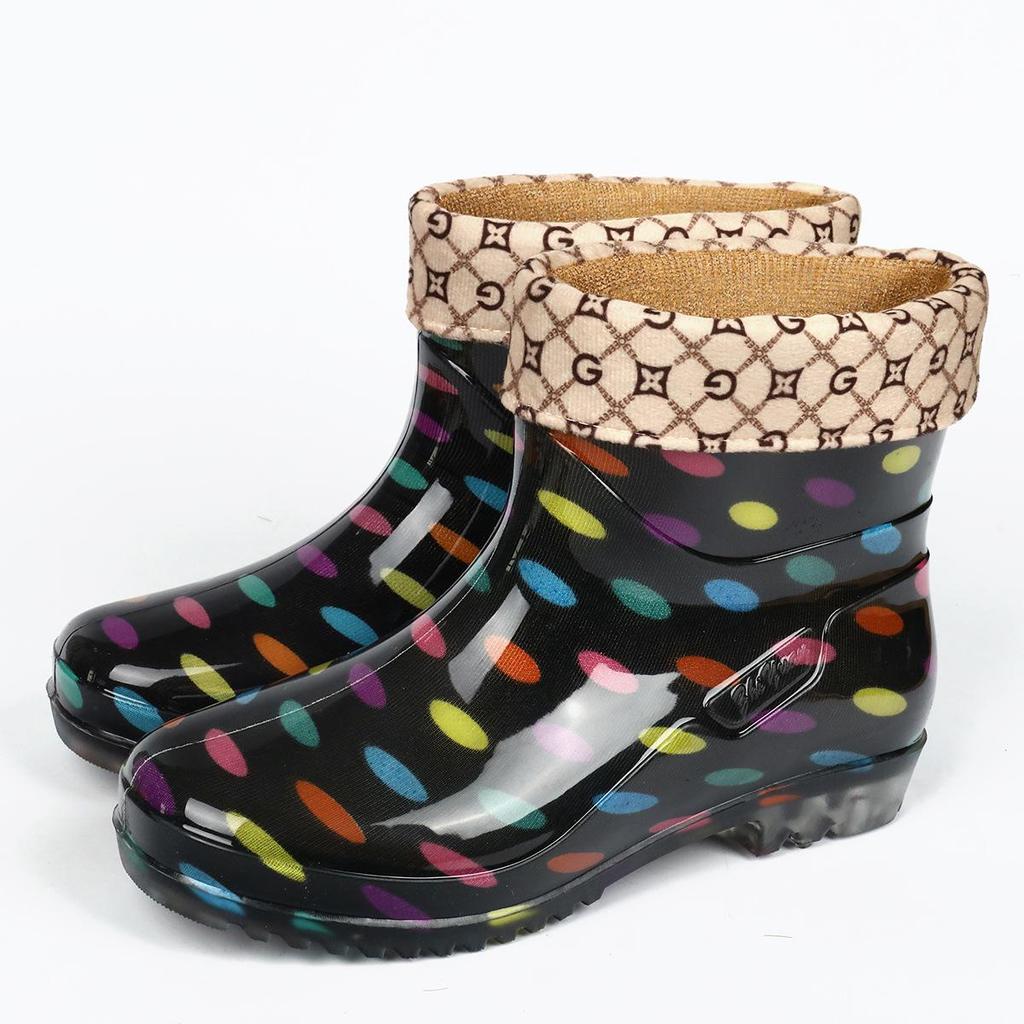 Women's Fashion Non-Slip Short Rain Boots, Waterproof Outdoor Rubber Shoes with Warm Cotton Lining.