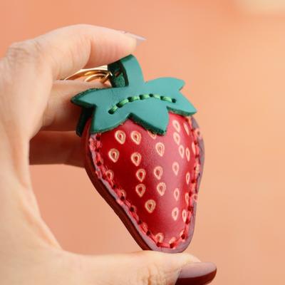 Colgante Llavero Pequeña Fresa de Piel de Vaca de Primera Capa, Accesorios para Llavero de Coche de Locomotora, Colgante para Bolso, Lindo Pequeño Regalo