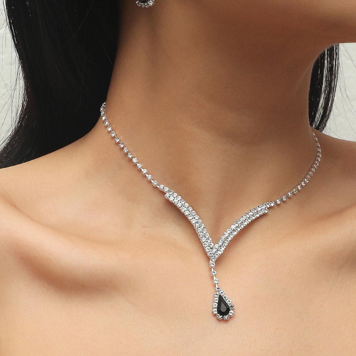 

Teardrop Rhinestone Pendant Necklace & Earrings Set