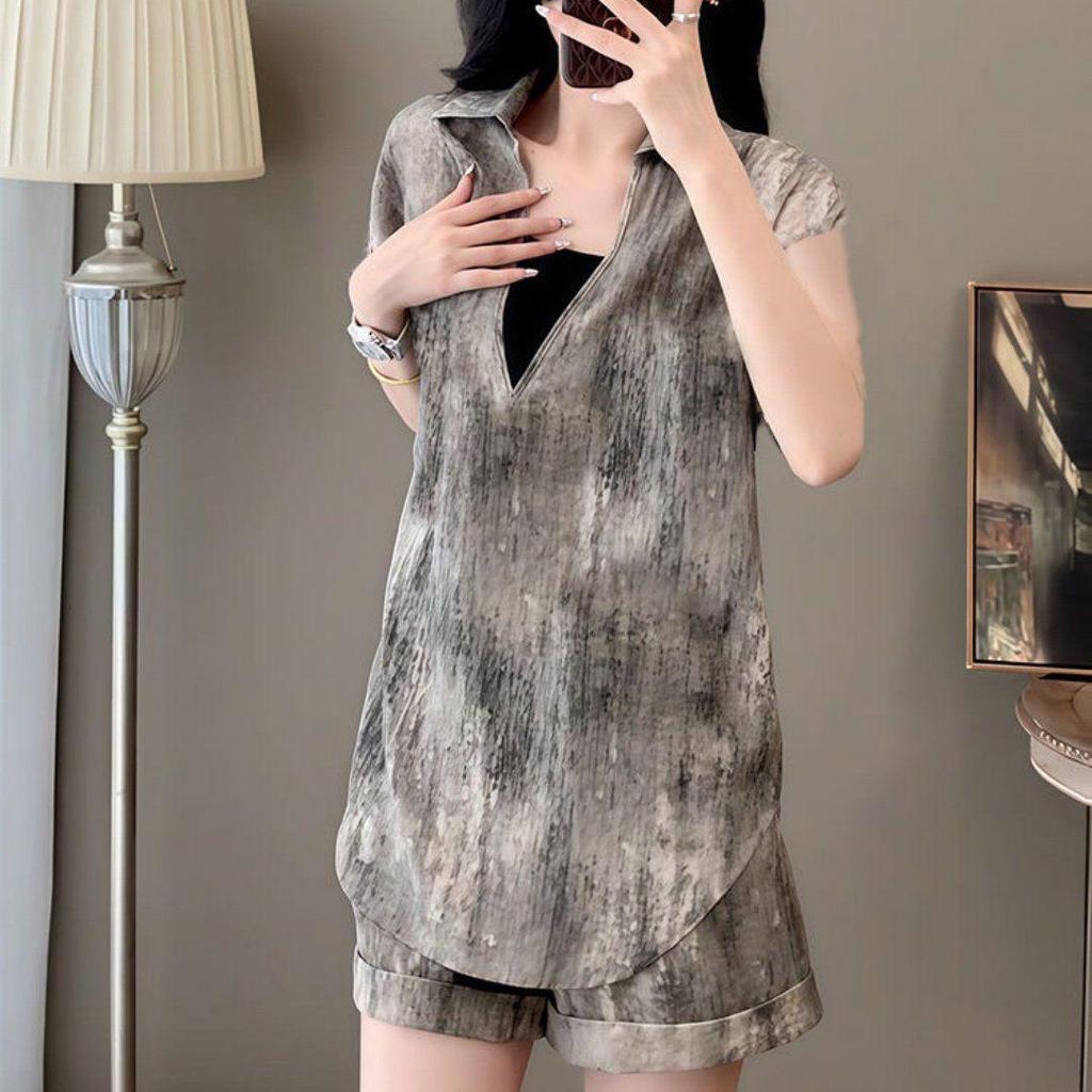 Retro Chic Summer Suit: Slimming V-Neck Top & High-Waisted Shorts Set