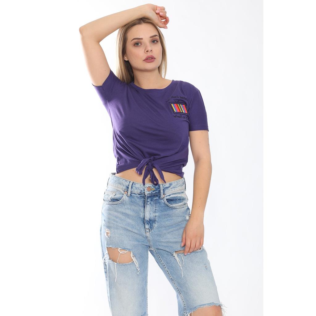 Damen-T-Shirt mit aufgestickter TV-Stickerei vorne und Krawatte