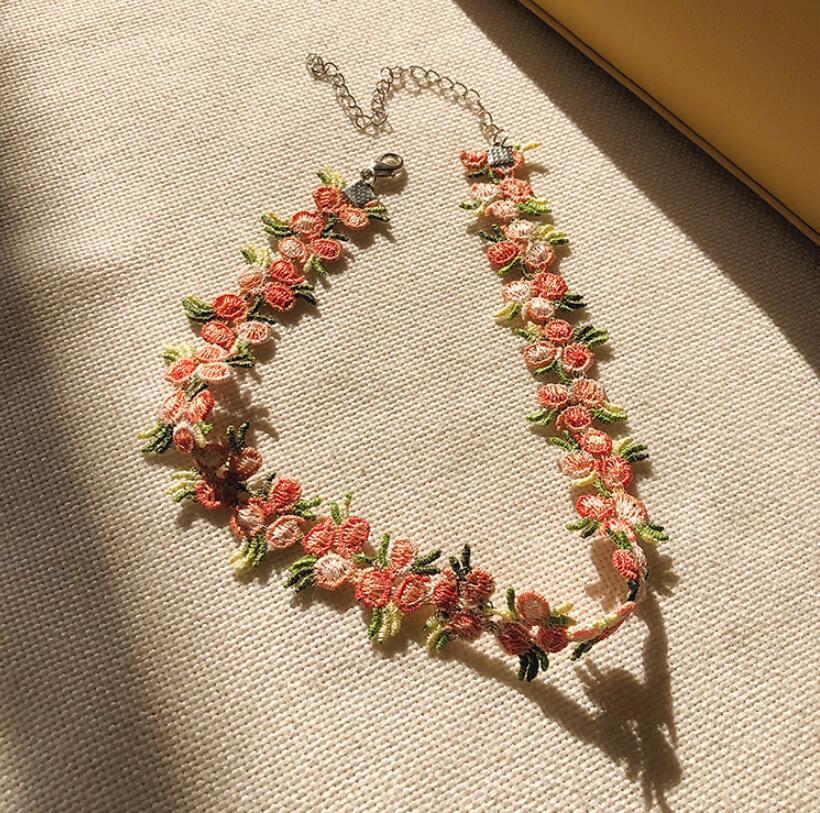 Pfirsichrosa Spitze Bestickte Florale Choker-Halskette für Damen - Frühling/Sommer Kollektion