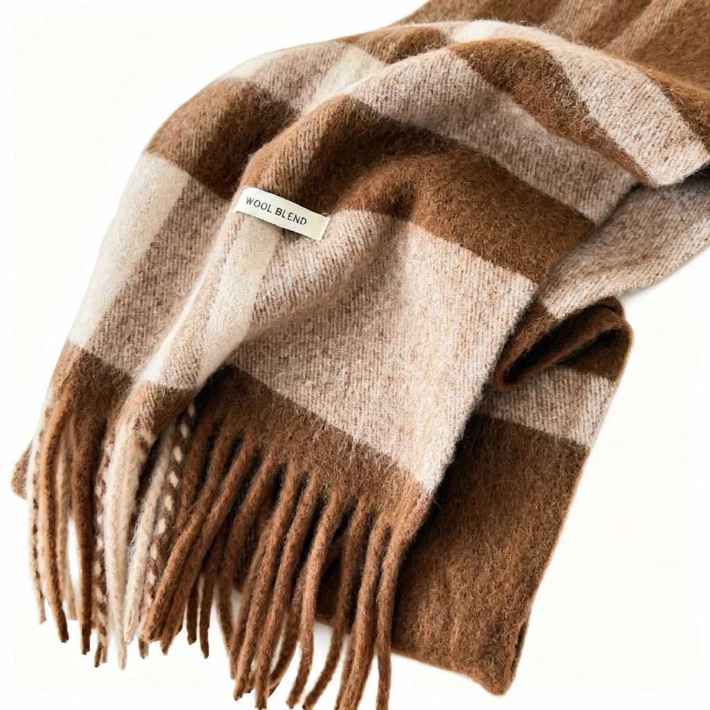 Spot autumn and winter women's models with scarves, retro classic British plaid fringed warm shawl