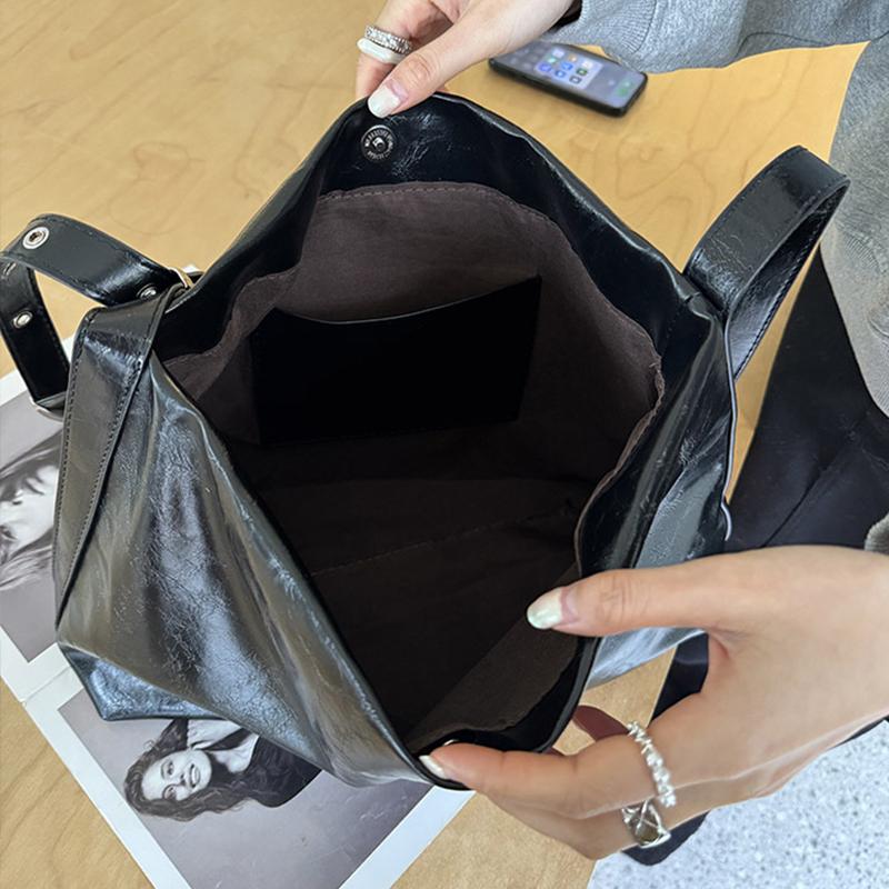 Large Women Handbag Luxury Designer Shoulder Bag for Female Big Bucket Bag Female Rivets PU Leather Lady Totes Black KTY