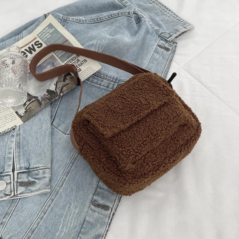 Sac bandoulière en laine d'agneau style coréen - Automne/Hiver 2025 Sac à bandoulière carré tendance de petite taille et de couleur unie