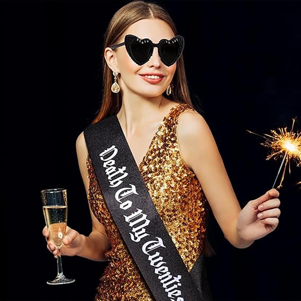 Tod meinen 20ern Geburtstagsset Schwarze herzförmige Sonnenbrille Brille Glitzernde Schärpe Abschied von den 20ern Geburtstagsdeko Foto-Requisite