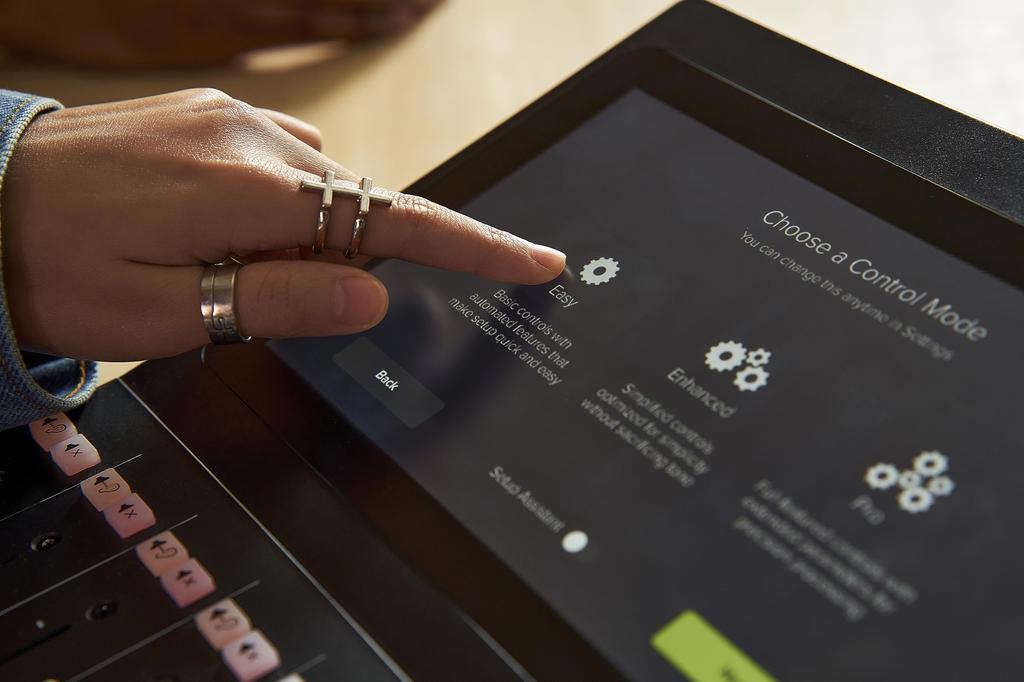 MACKIE DLZ a digital mixer for distribution that allows anyone to make optimal settings Creator,
