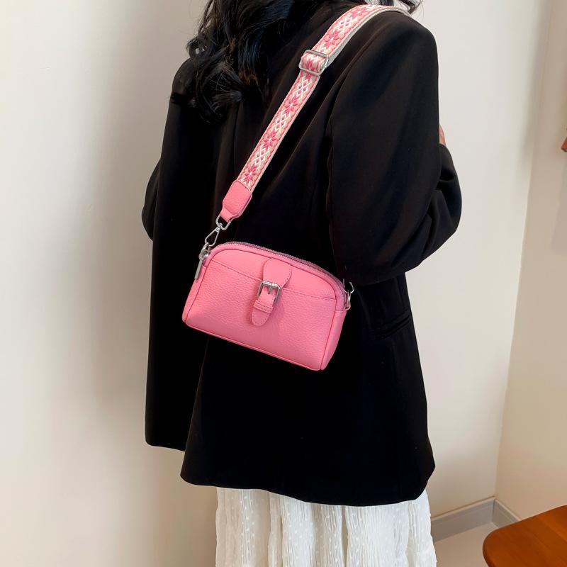 Módní jaro 2025 Všestranná malá taška pro dojíždění Dámská jednobarevná Prémiová texturovaná dámská taška přes rameno Sedlová taška na jedno rameno