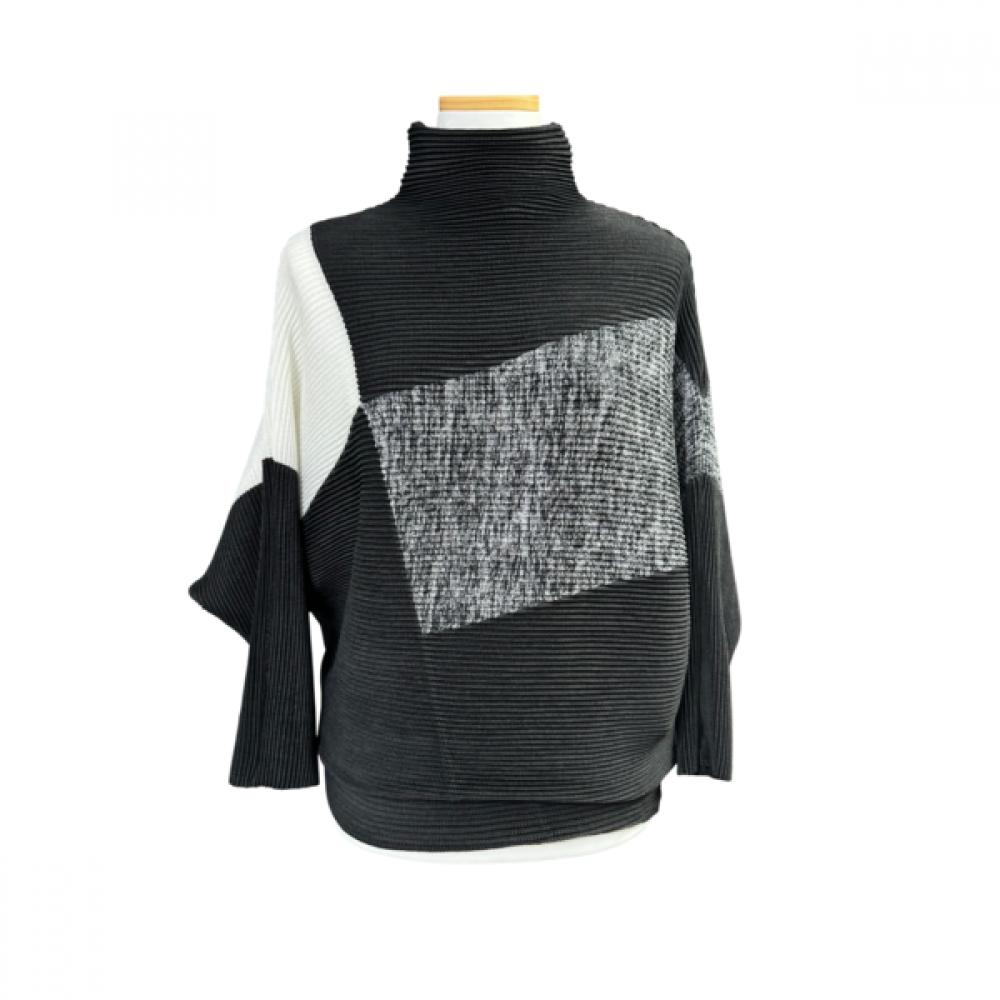 

Specchio High Neck Dolman Color Block Long Tee 452 587 Single option