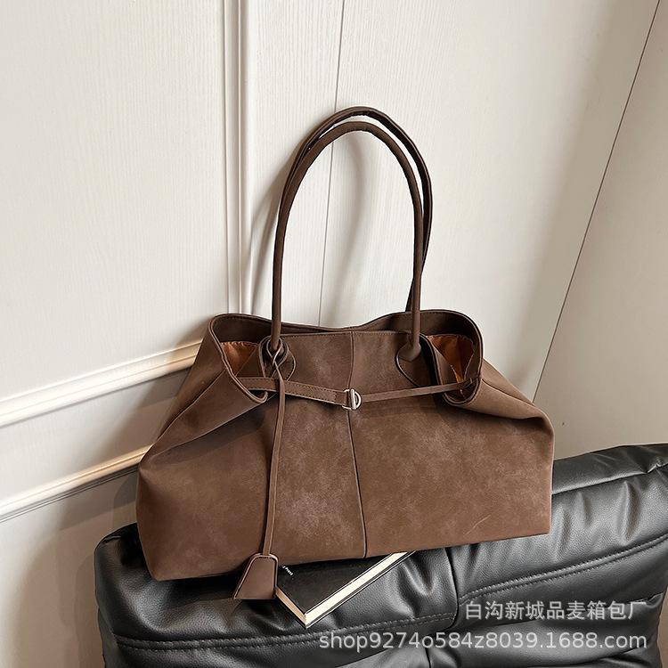 

Retro lazy style underarm tote bag women s 2025 winter new casual relaxation personalized one-shoulder handbag коричневый