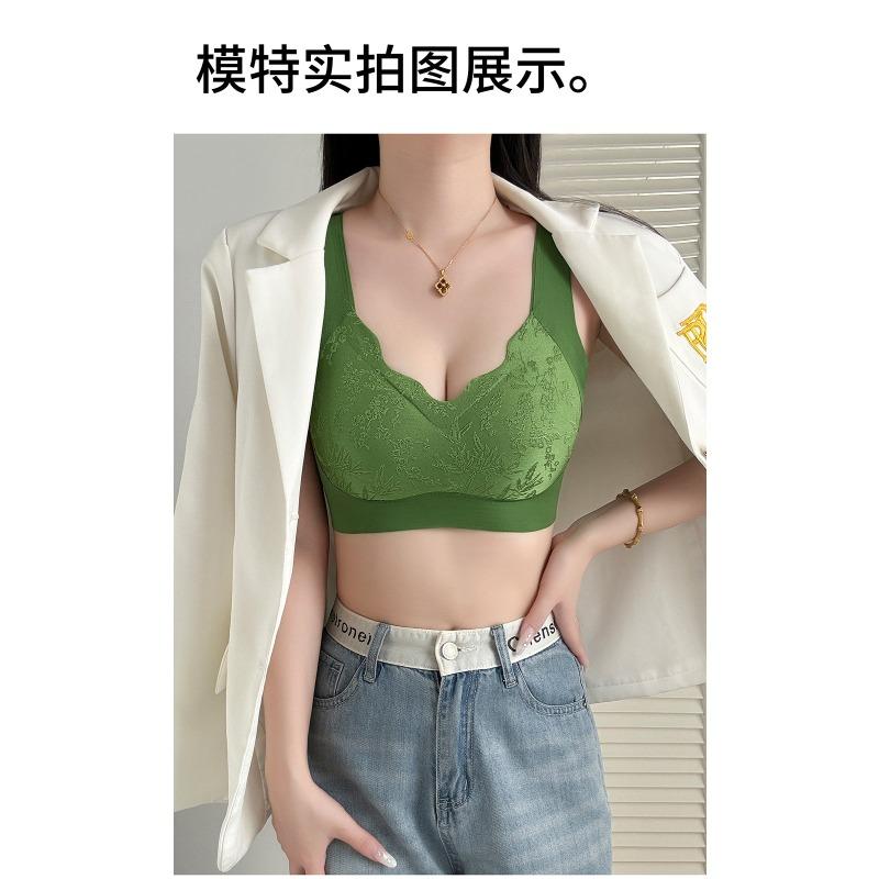 Women Wide Shoulder Seamless Wireless Vest Style Gathering Bra With Chest Pad