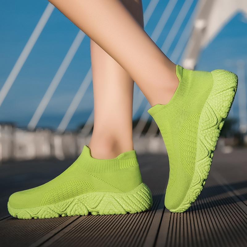 Breathable Women Casual Shoes Lightweight Outdoor Male Walking Shoes Anti-slip Men's Sneakers Slip on Flats Vulcanized Shoes