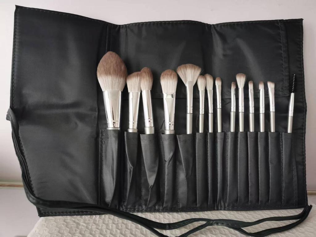 Li Tongxue Co-Branded 14-Piece Makeup Brush Set: Ultra-Soft Bristles for Powder, Eyeshadow, Foundation, Blush, and Highlight.