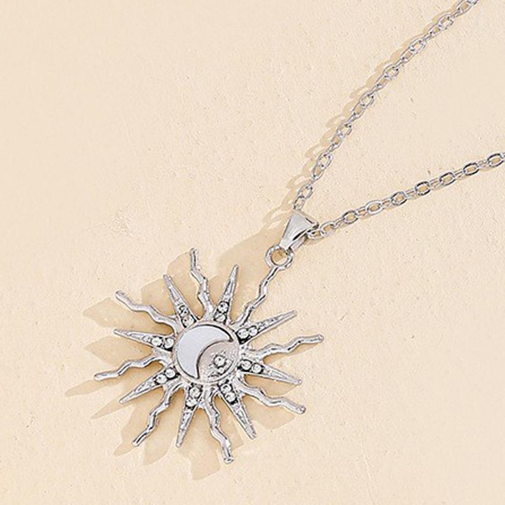 Colar com Pingente Triplo Sol Estrela Lua de Design Único Retrô Feminino Versátil para o Dia a Dia e Festas