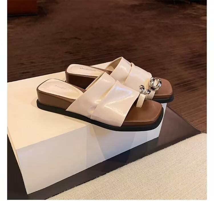 

Grape mother has the same style in stock~ Height increase of 4cm~ French metal buckle fold width one-word set, toe slope heel sandals female summer 33