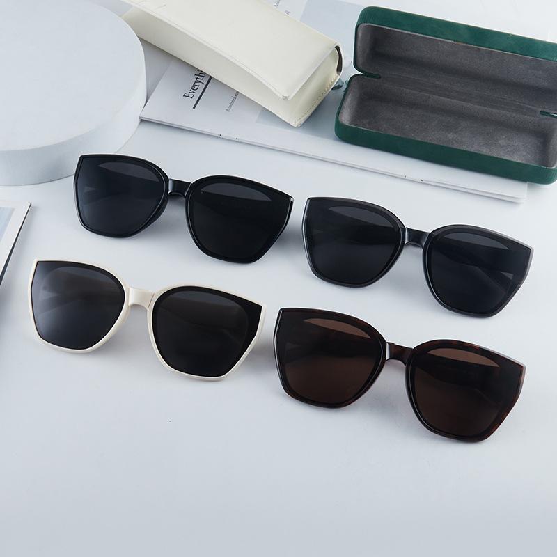Stylish foldable sunglasses for men and women, easy to carry, with UV protection, and designed for women